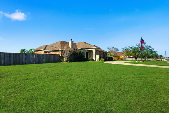12-18-25 5425 Kitty Hawk Janice Cruz Realtor®P1001449_grass_66433d5f-d668-4b6a-8fa4-43536e158470